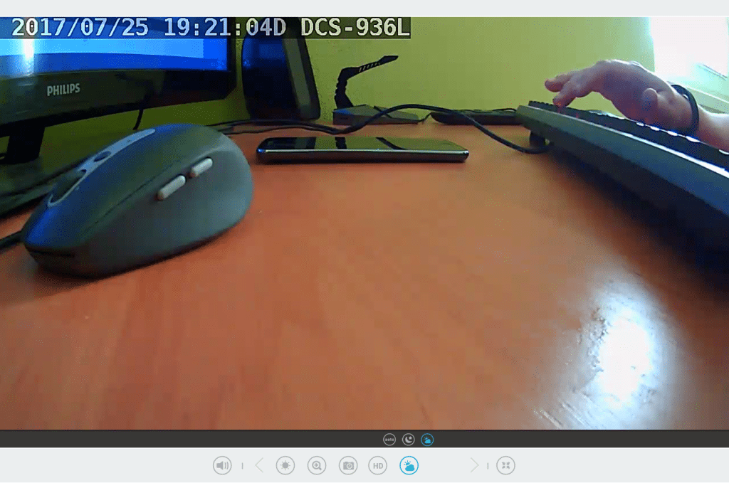 Takto vyzerá webové rozhranie v prehliadači, cez ktoré možno sledovať stream z kamery a robiť ďalšie úkony. Všimnite si, že si kamera dobre poradí s protisvetlom z okna.