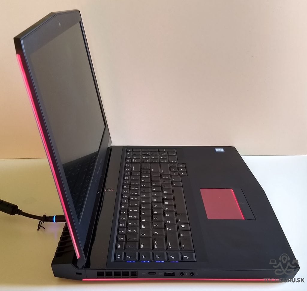 Alienware 17 R4 zboku