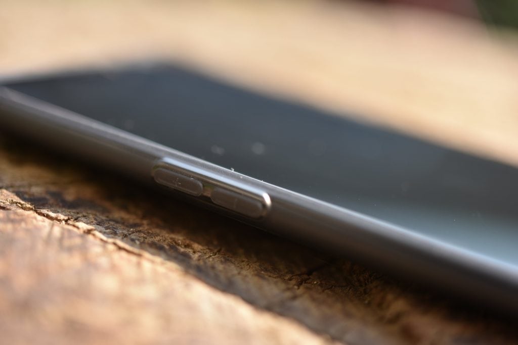 Tlačidlá pre ovládanie hlasitosti sú na ľavej strane OnePlus 6.