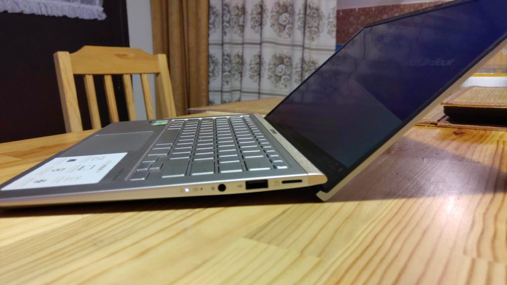 Asus ZenBook 14 recenzia zboku 02