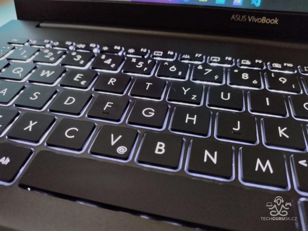 ASUS VivoBook 15 OLED - klavesnica