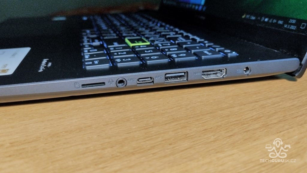 ASUS VivoBook 15 OLED - konektivita