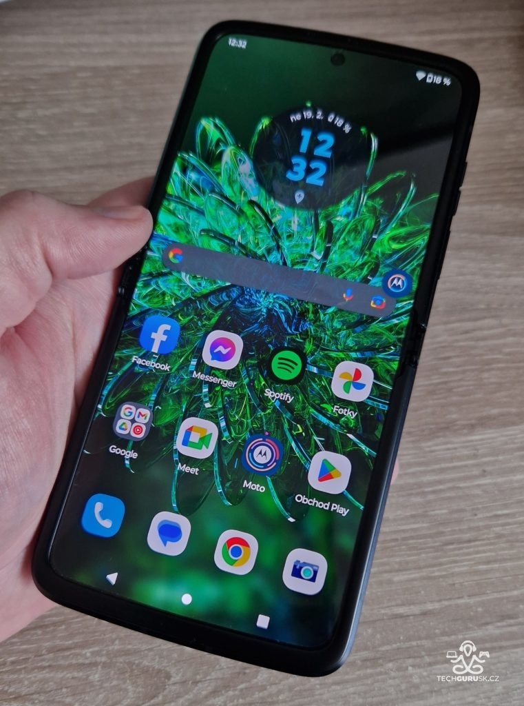 TEST: Motorola Razr 2022. Vyklápačka s ohybným 144 Hz displejom