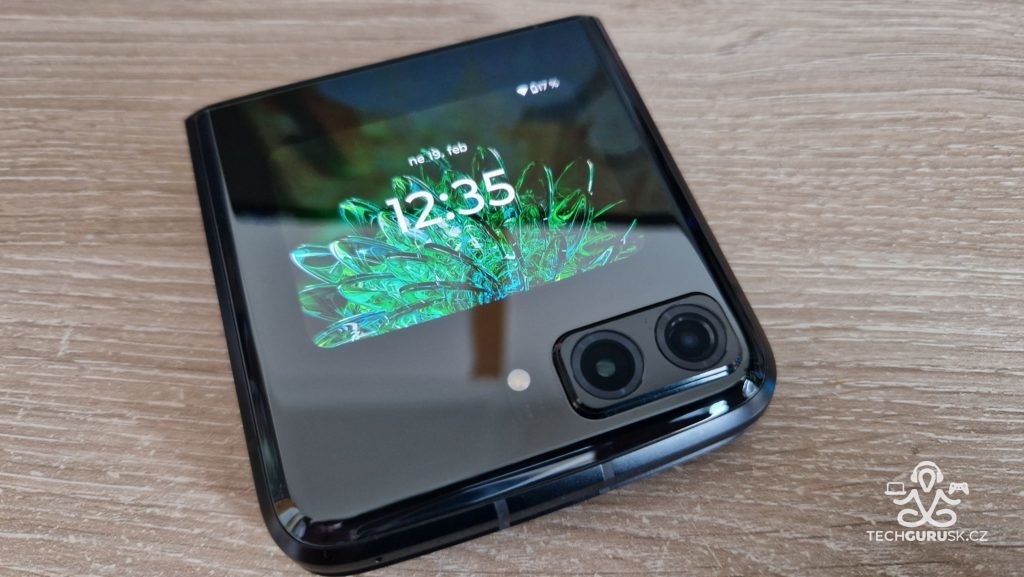 TEST: Motorola Razr 2022. Vyklápačka s ohybným 144 Hz displejom