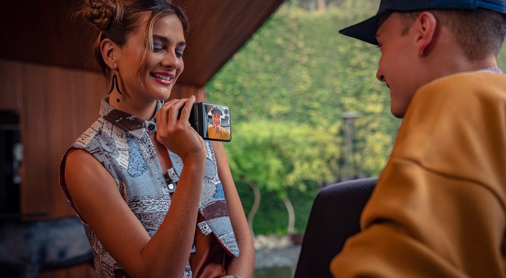 ÄŒo robÃ­ Motorola razr 40 Ultra najkrajÅ¡Ã­m a najodolnejÅ¡Ã­m vyklÃ¡pacÃ­m telefÃ³nom?
