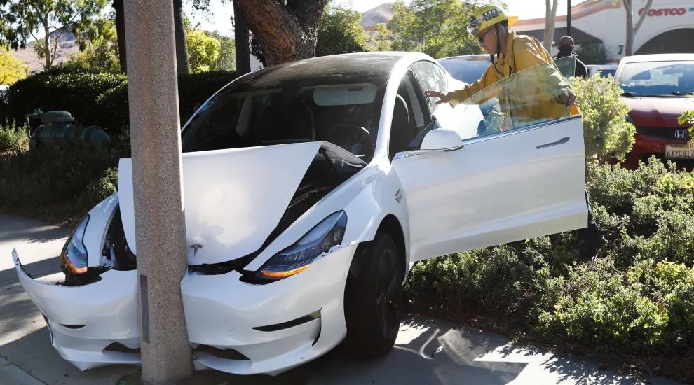 Jedno vyÅ¡etrovanie Tesla Autopilot sa skonÄilo, druhÃ© zaÄÃ­na