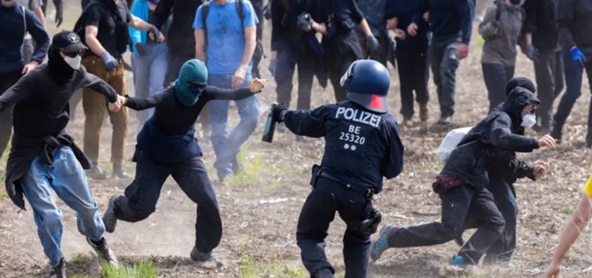 EkologickÃ­ aktivisti sa pokÃºsili dostaÅ¥ do gigatovÃ¡rne Tesly, polÃ­cia ich zadrÅ¾ala