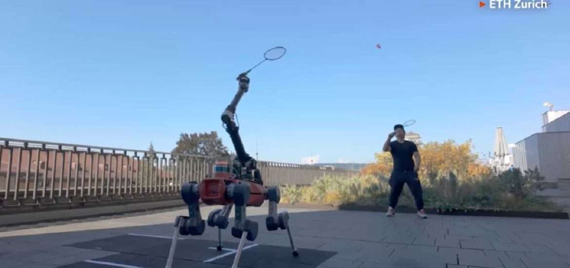 Robot, čo hrá badminton.