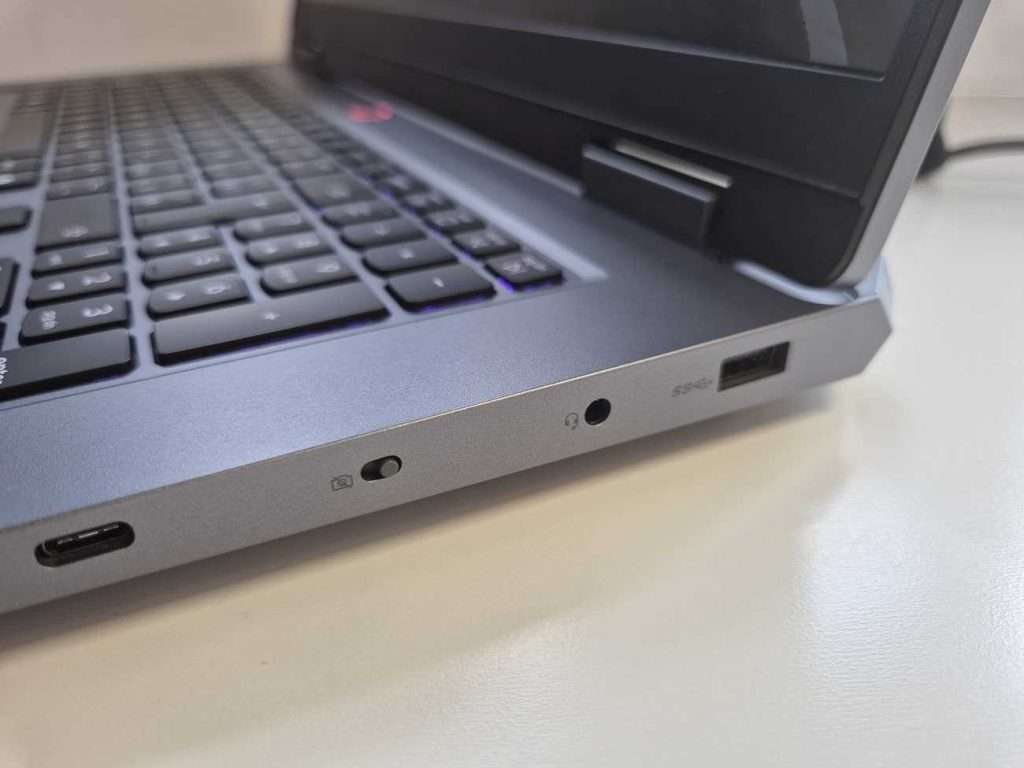 Lenovo LOQ 17 z boku.