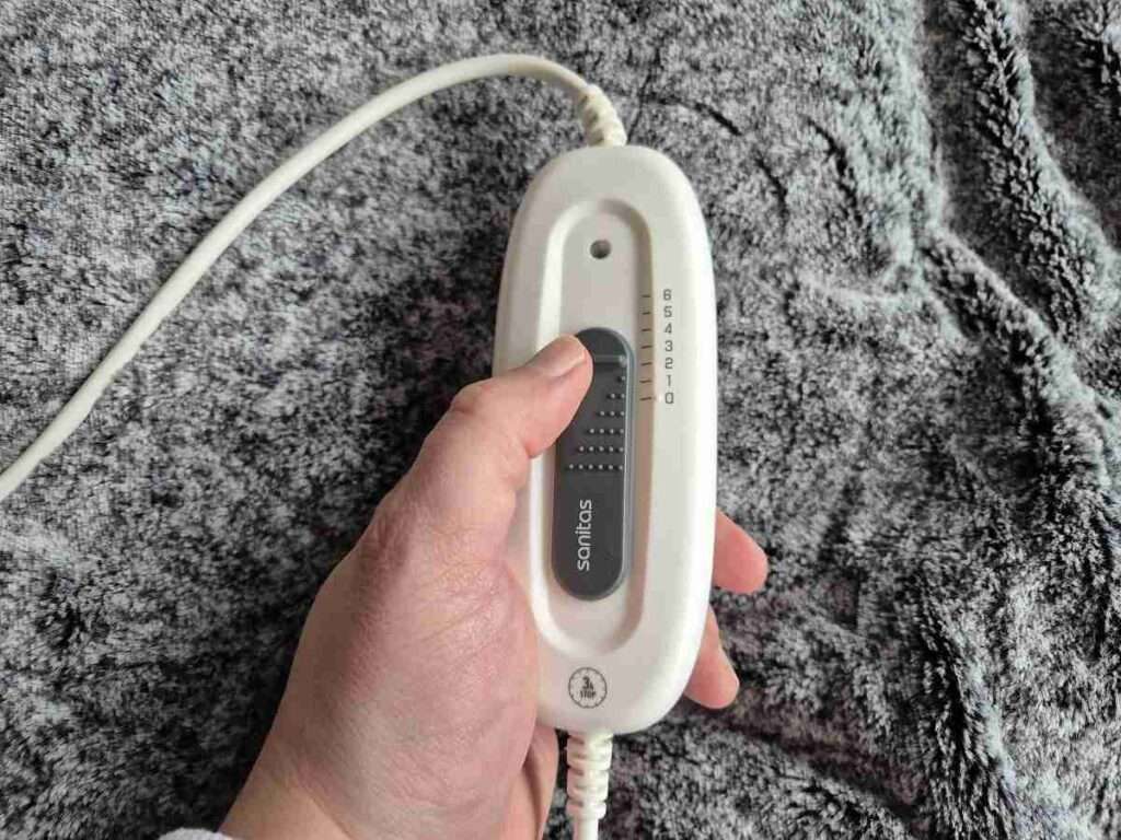 Elektrická vyhrievaná deka z Lidla a ovládač.