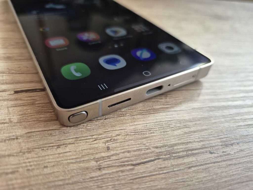 Samsung Galaxy S25 recenze.